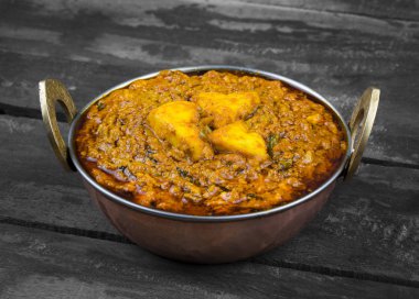 Hint Vejetaryen Mutfağı Kadai Paneer Kadhai Paneer ya da Karahi Paneer olarak da bilinir, eski ahşap arka planda baharatlı bir sos ile servis edilen bir Hint Marinated Paneer Peynir Tabağı.