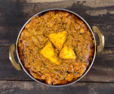 Hint Vejetaryen Mutfağı Kadai Paneer Kadhai Paneer ya da Karahi Paneer olarak da bilinir, eski ahşap arka planda baharatlı bir sos ile servis edilen bir Hint Marinated Paneer Peynir Tabağı.