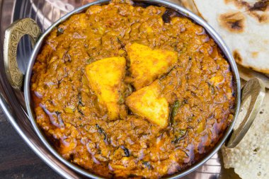 Hint Geleneksel Thali Food Dal Makhani Chapati, Papad, Kadai Paneer veya Lemon Also Know ile birlikte Dal Makhni veya Daal Makhani olarak hizmet vermektedir. Eski Ahşap Arkaplanda