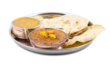 Hint Geleneksel Thali Yemekleri Kadai Paneer Dal Makhani, Tandoori Roti veya Papad ile birlikte servis edilir.