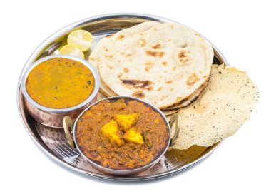 Hint Geleneksel Thali Yemekleri Kadai Paneer Dal Makhani, Tandoori Roti veya Papad ile birlikte servis edilir.