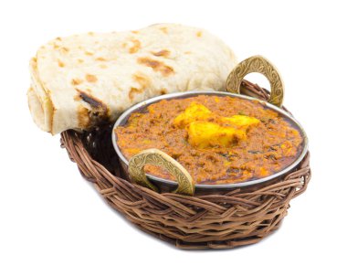 Hint mutfağı Kadai Paneer Tandoori ile servis edilir ayrıca Kadhai Paneer ya da Karahi Paneer olarak da bilinir, Beyaz Arkaplan 'da izole edilmiş baharatlı bir sosta servis edilen Hint marineli pancar peyniridir.