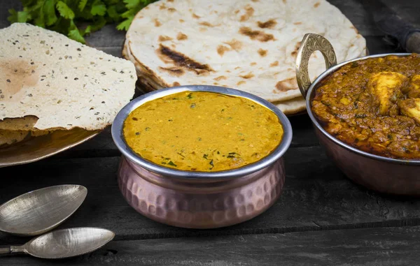 Hint Vejetaryen Mutfağı Dal Makhani, Dal Makhni ya da Daal Makhani olarak da bilinir, Pencap 'tan getirilmiş, siyah mercimek, kırmızı böbrek fasulyesi, tereyağı ve kremayla pişirilmiş popüler bir yemektir. Eski Ahşap Arkaplanda