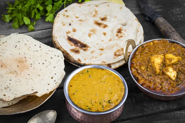 Hint Vejetaryen Mutfağı Dal Makhani, Dal Makhni ya da Daal Makhani olarak da bilinir, Pencap 'tan getirilmiş, siyah mercimek, kırmızı böbrek fasulyesi, tereyağı ve kremayla pişirilmiş popüler bir yemektir. Eski Ahşap Arkaplanda