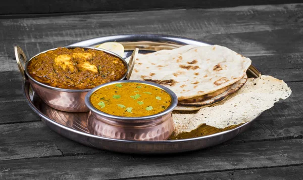 Hint Geleneksel Thali Food Dal Makhani Chapati, Papad, Kadai Paneer veya Lemon Also Know ile birlikte Dal Makhni veya Daal Makhani olarak hizmet vermektedir. Eski Ahşap Arkaplanda