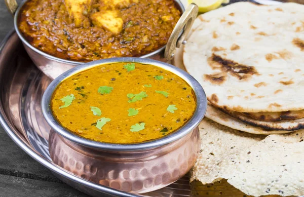 Cuisine Thali Traditionnelle Indienne Dal Makhani Servi Avec Chapati Papad — Photo