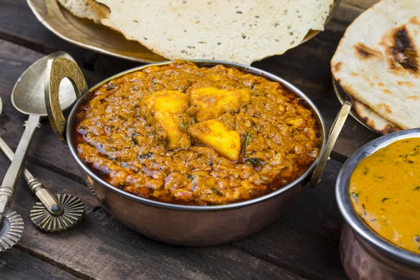 Hint Yemeği Kadai Paneer Dal Makhani, Tandoori veya Papad ile servis edilir ayrıca Kadhai Paneer ya da Karahi Paneer olarak da adlandırılır Baharatlı Paneer Peyniri üzerine baharatlı sos servis edilir.