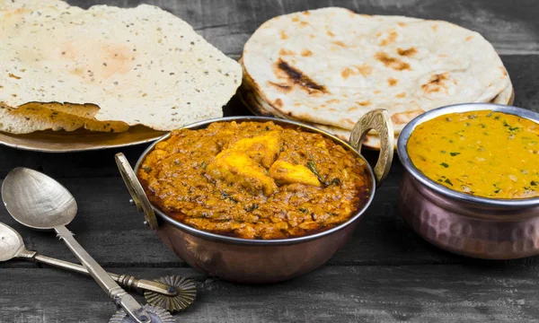Hint Yemeği Kadai Paneer Dal Makhani, Tandoori veya Papad ile servis edilir ayrıca Kadhai Paneer ya da Karahi Paneer olarak da adlandırılır Baharatlı Paneer Peyniri üzerine baharatlı sos servis edilir.