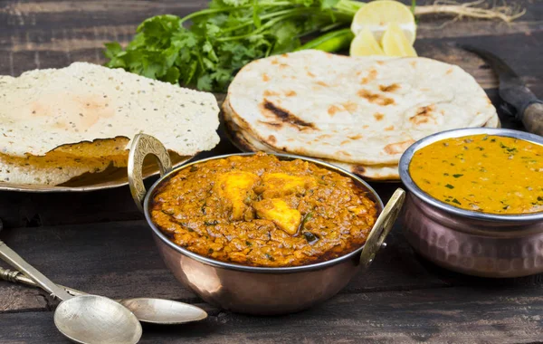 Nourriture Indienne Kadai Paneer Servi Avec Dal Makhani Tandoori Papad — Photo