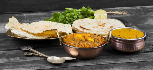 Hint Yemeği Kadai Paneer Dal Makhani, Tandoori veya Papad ile servis edilir ayrıca Kadhai Paneer ya da Karahi Paneer olarak da adlandırılır Baharatlı Paneer Peyniri üzerine baharatlı sos servis edilir.