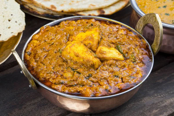 Indian Food Kadai Paneer Geserveerd Met Dal Makhani Tandoori Papad — Stockfoto