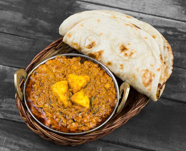 Hint mutfağı Kadai Paneer Tandoori ile servis edilir ayrıca Kadhai Paneer ya da Karahi Paneer olarak da bilinir eski ahşap arka planda baharatlı bir sos ile servis edilen marinated Paneer Cheese Dish Hint yemeğidir.