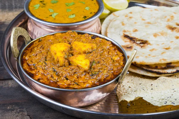 Hint Geleneksel Thali Food Dal Makhani Chapati, Papad, Kadai Paneer veya Lemon Also Know ile birlikte Dal Makhni veya Daal Makhani olarak hizmet vermektedir. Eski Ahşap Arkaplanda