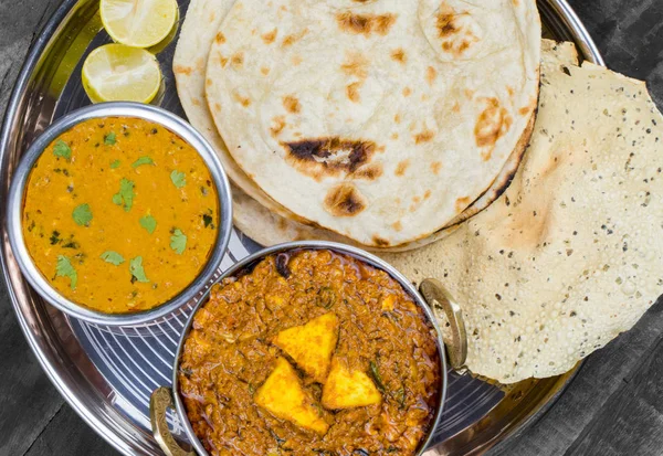 Hint Geleneksel Thali Food Dal Makhani Chapati, Papad, Kadai Paneer veya Lemon Also Know ile birlikte Dal Makhni veya Daal Makhani olarak hizmet vermektedir. Eski Ahşap Arkaplanda