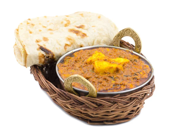 Hint mutfağı Kadai Paneer Tandoori ile servis edilir ayrıca Kadhai Paneer ya da Karahi Paneer olarak da bilinir, Beyaz Arkaplan 'da izole edilmiş baharatlı bir sosta servis edilen Hint marineli pancar peyniridir.