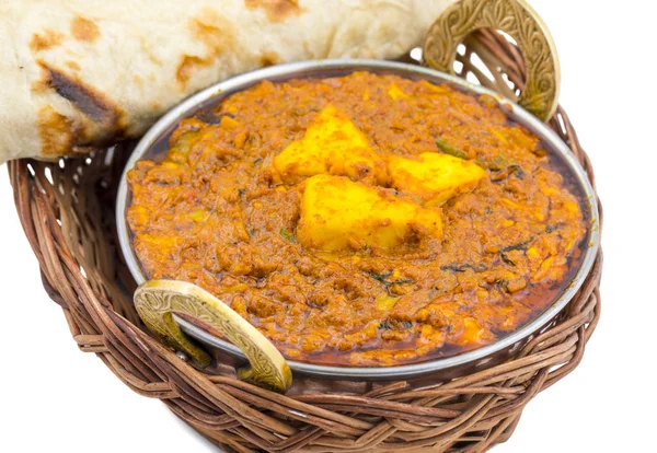Hint mutfağı Kadai Paneer Tandoori ile servis edilir ayrıca Kadhai Paneer ya da Karahi Paneer olarak da bilinir, Beyaz Arkaplan 'da izole edilmiş baharatlı bir sosta servis edilen Hint marineli pancar peyniridir.