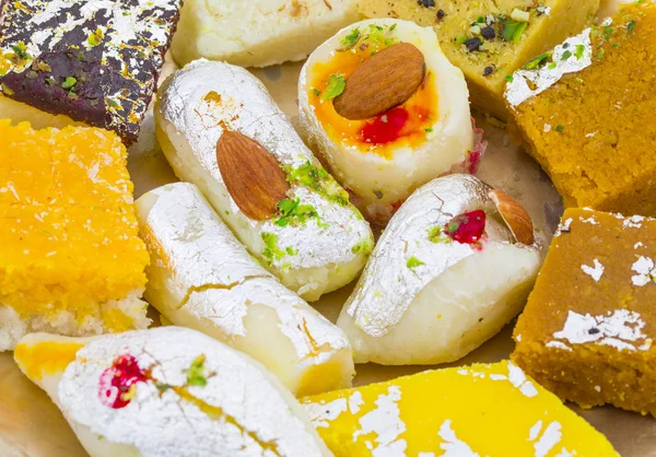 Indian Delicious Mix Sweet Food Mix Mithai Isolado Fundo Branco — Fotografia de Stock