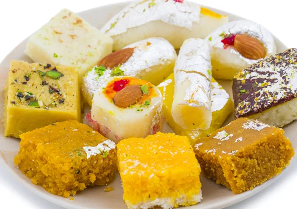 Indian Delicious Mix Sweet Food Mix Mithai Isolado Fundo Branco — Fotografia de Stock