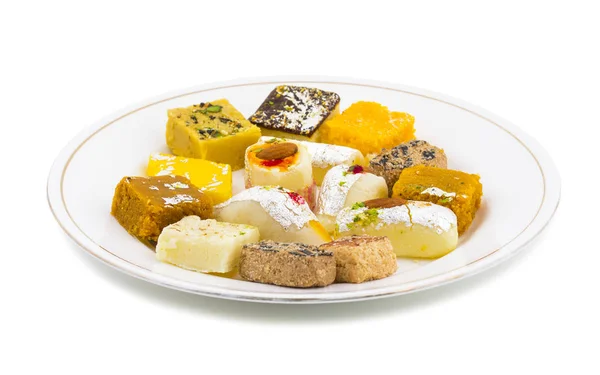 Indian Delicious Mix Sweet Food Mix Mithai Isolado Fundo Branco — Fotografia de Stock