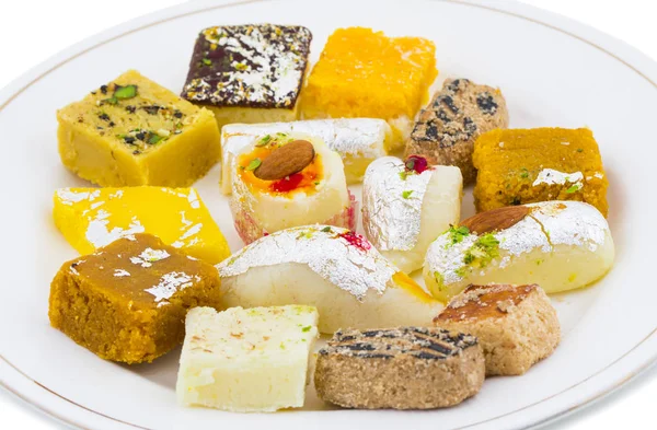 Indian Delicious Mix Sweet Food Mix Mithai Isolado Fundo Branco — Fotografia de Stock