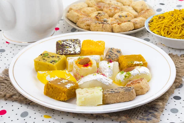 Indian Delicious Mix Sweet Food Mix Mithai Servido Com Namkeen — Fotografia de Stock