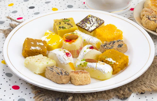 インドは 美味しい甘い食べ物やミックスは Mithai Namkeen やクッキーを添えて — ストック写真