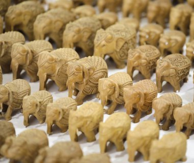 Beyaz arka plan üzerinde izole küçük fil heykel grubu