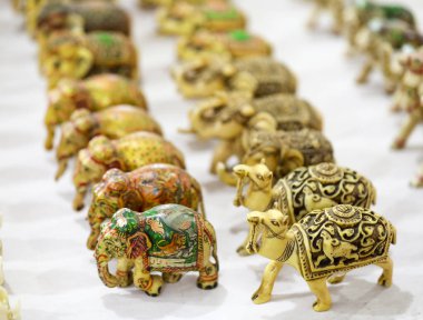 Renkli fil veya deve heykeli beyaz arka plan üzerinde izole grubu