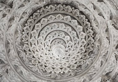 Antik mimari süsleme, taş oymacılığı dekorasyon iç Ranakpur Jain Tapınağı Rajasthan, Hindistan