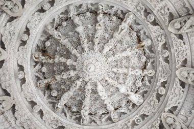 Antik mimari süsleme, taş oymacılığı dekorasyon iç Ranakpur Jain Tapınağı Rajasthan, Hindistan