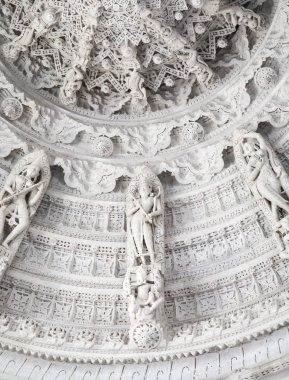 Antik mimari süsleme, taş oymacılığı dekorasyon iç Ranakpur Jain Tapınağı Rajasthan, Hindistan