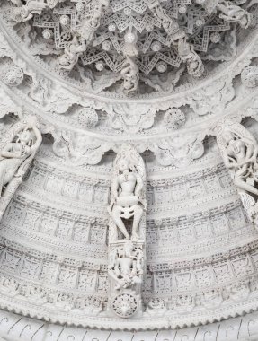 Antik mimari süsleme, taş oymacılığı dekorasyon iç Ranakpur Jain Tapınağı Rajasthan, Hindistan
