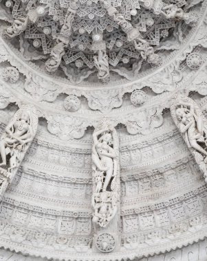 Antik mimari süsleme, taş oymacılığı dekorasyon iç Ranakpur Jain Tapınağı Rajasthan, Hindistan
