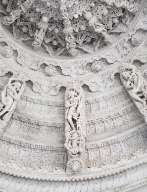 Antik mimari süsleme, taş oymacılığı dekorasyon iç Ranakpur Jain Tapınağı Rajasthan, Hindistan