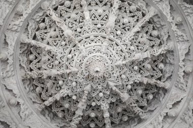 Antik mimari süsleme, taş oymacılığı dekorasyon iç Ranakpur Jain Tapınağı Rajasthan, Hindistan
