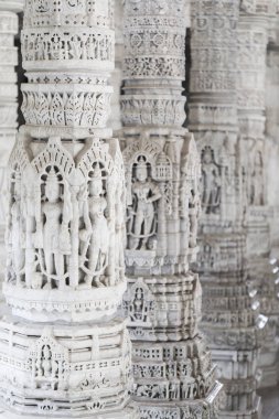 Antik mimari süsleme, taş oymacılığı dekorasyon iç Ranakpur Jain Tapınağı Rajasthan, Hindistan