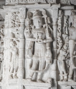 Antik mimari süsleme, taş oymacılığı dekorasyon iç Ranakpur Jain Tapınağı Rajasthan, Hindistan
