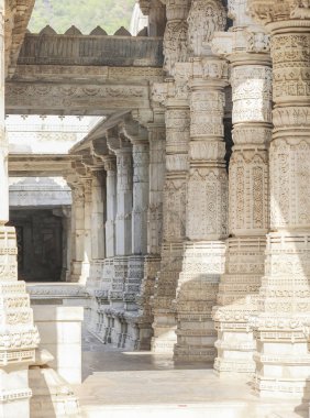 Antik mimari süsleme, taş oymacılığı dekorasyon iç Ranakpur Jain Tapınağı Rajasthan, Hindistan