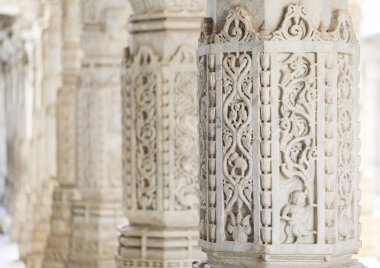 Antik mimari süsleme, taş oymacılığı dekorasyon iç Ranakpur Jain Tapınağı Rajasthan, Hindistan