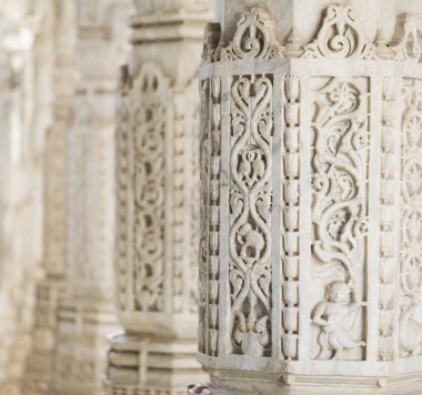 Antik mimari süsleme, taş oymacılığı dekorasyon iç Ranakpur Jain Tapınağı Rajasthan, Hindistan