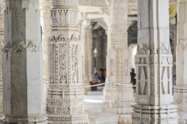 Antik mimari süsleme, taş oymacılığı dekorasyon iç Ranakpur Jain Tapınağı Rajasthan, Hindistan