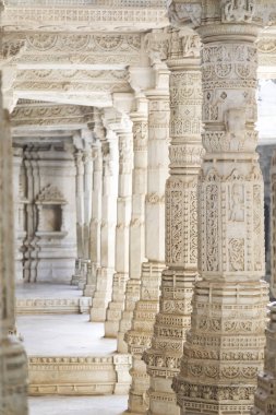 Antik mimari süsleme, taş oymacılığı dekorasyon iç Ranakpur Jain Tapınağı Rajasthan, Hindistan