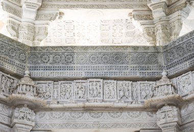 Antik mimari süsleme, taş oymacılığı dekorasyon iç Ranakpur Jain Tapınağı Rajasthan, Hindistan