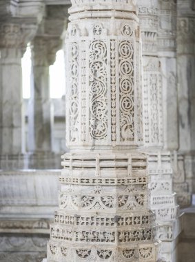 Antik mimari süsleme, taş oymacılığı dekorasyon iç Ranakpur Jain Tapınağı Rajasthan, Hindistan