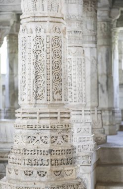 Antik mimari süsleme, taş oymacılığı dekorasyon iç Ranakpur Jain Tapınağı Rajasthan, Hindistan