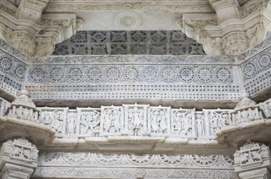 Antik mimari süsleme, taş oymacılığı dekorasyon iç Ranakpur Jain Tapınağı Rajasthan, Hindistan