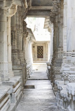 Antik mimari süsleme, taş oymacılığı dekorasyon iç Ranakpur Jain Tapınağı Rajasthan, Hindistan