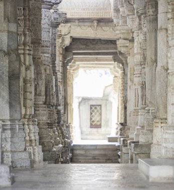 Antik mimari süsleme, taş oymacılığı dekorasyon iç Ranakpur Jain Tapınağı Rajasthan, Hindistan