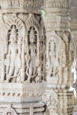 Antik mimari süsleme, taş oymacılığı dekorasyon iç Ranakpur Jain Tapınağı Rajasthan, Hindistan