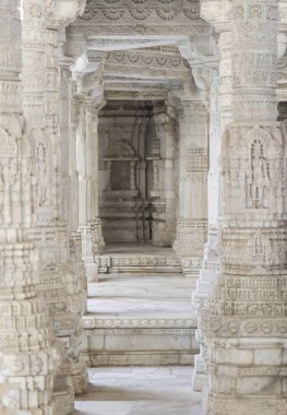 Antik mimari süsleme, taş oymacılığı dekorasyon iç Ranakpur Jain Tapınağı Rajasthan, Hindistan
